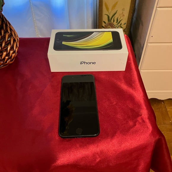 iPhone SE - Picture 2 of 6